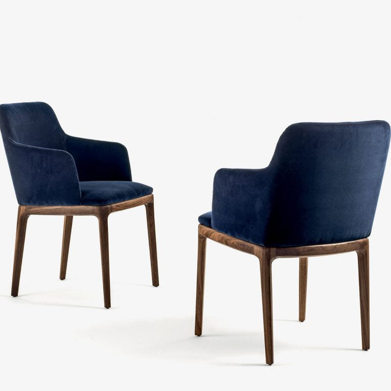 كرسي لاكوست بذراعين من الجلد